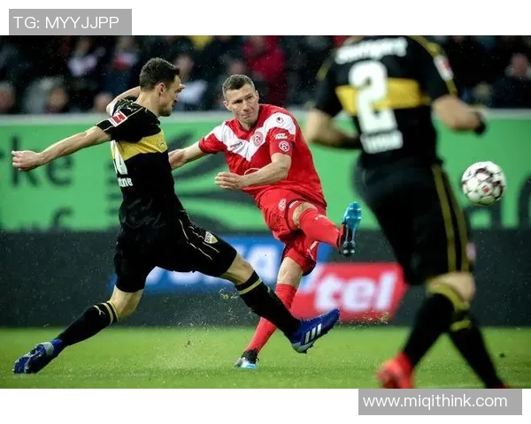 德累斯与凯泽的激烈对决揭示了足球战术的博弈与球队实力的较量